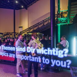 Spiegelung von Menschengruppe im Spiegel des Treppenhauses des Museums für Naturkunde in Berlin