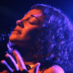 Sängerin im Bühnenlicht mit Mikrofon