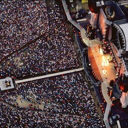 Foto des Konzertes der Rolling Stones auf dem Expo-Gelände in Hannover 1998 aus der Luft