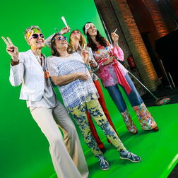 Bildbeispiel: Eventfotografie für BERLIN CHEMIE. Party mit dem Motto: 70er Jahre.