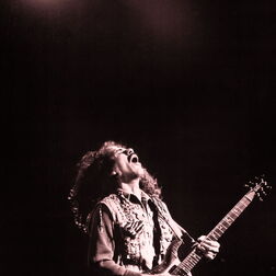 Carlos Santana mit Gitarre auf der Bühne