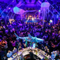 Publikum im blauen Saallicht | BERLIN CHEMIE BC Award 2019 – Preisverleihung, Galafotografie Berlin