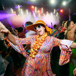 Bildbeispiel: Eventfotografie für BERLIN CHEMIE. Party mit dem Motto: 70er Jahre.