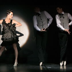 Tanzende Frau im Bühnenprogramm bei einer Gala der DHL im Tipi am Kanzleramt in Berlin