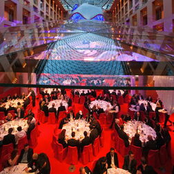 Blick von oben in den Veranstaltungssaal der AXICA Kongress-und Tagungszentrum in Berlin