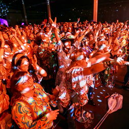 Bildbeispiel: Eventfotografie für BERLIN CHEMIE. Party mit dem Motto: 70er Jahre.