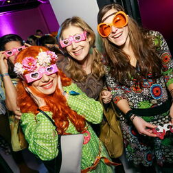 Bildbeispiel: Eventfotografie für BERLIN CHEMIE. Party mit dem Motto: 70er Jahre.