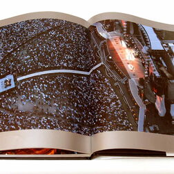 Abdruck im Buch: Foto des Konzertes der Rolling Stones auf dem Expo-Gelände in Hannover 1998 aus der Luft