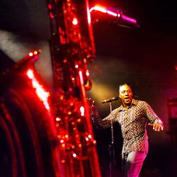 DePhazz Sänger mit Saxofon unscharf im Vordergrund