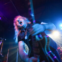 Mann spielt Gitarre in blauem Licht