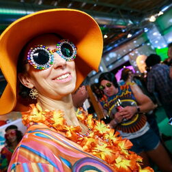 Bildbeispiel: Eventfotografie für BERLIN CHEMIE. Party mit dem Motto: 70er Jahre.