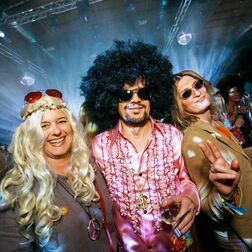 Bildbeispiel: Eventfotografie für BERLIN CHEMIE. Party mit dem Motto: 70er Jahre.