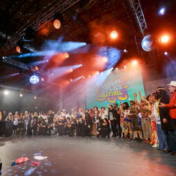 Bildbeispiel: Eventfotografie für BERLIN CHEMIE. Party mit dem Motto: 70er Jahre.