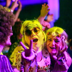 Bildbeispiel: Eventfotografie für BERLIN CHEMIE. Party mit dem Motto: 70er Jahre.