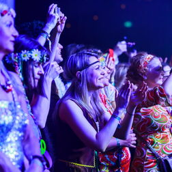 Bildbeispiel: Eventfotografie für BERLIN CHEMIE. Party mit dem Motto: 70er Jahre.