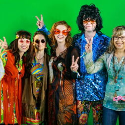 Bildbeispiel: Eventfotografie für BERLIN CHEMIE. Party mit dem Motto: 70er Jahre.