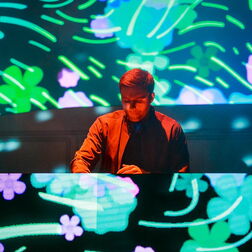 Bildbeispiel: Eventfotografie für BERLIN CHEMIE. Party mit dem Motto: 70er Jahre.