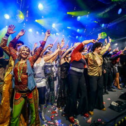 Bildbeispiel: Eventfotografie für BERLIN CHEMIE. Party mit dem Motto: 70er Jahre.