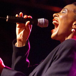 Sängerin auf der Bühne