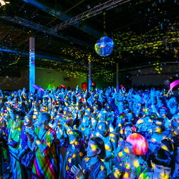 Bildbeispiel: Eventfotografie für BERLIN CHEMIE. Party mit dem Motto: 70er Jahre.