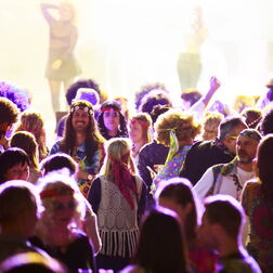 Bildbeispiel: Eventfotografie für BERLIN CHEMIE. Party mit dem Motto: 70er Jahre.
