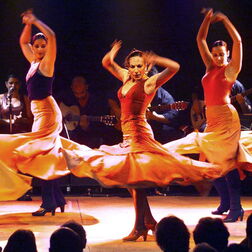 Flamenco Tanzperformance - Frauen mit sich drehenden Röcken auf der Bühne