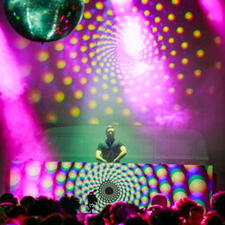 Bildbeispiel: Eventfotografie für BERLIN CHEMIE. Party mit dem Motto: 70er Jahre.