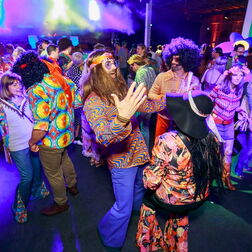Bildbeispiel: Eventfotografie für BERLIN CHEMIE. Party mit dem Motto: 70er Jahre.