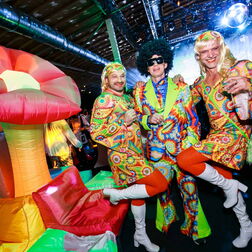 Bildbeispiel: Eventfotografie für BERLIN CHEMIE. Party mit dem Motto: 70er Jahre.