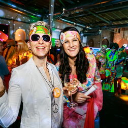 Bildbeispiel: Eventfotografie für BERLIN CHEMIE. Party mit dem Motto: 70er Jahre.