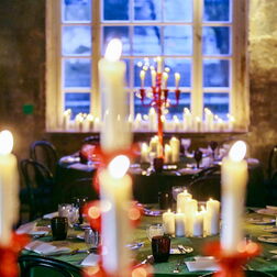 Kerzenlicht mit festlich gedecktem Tisch