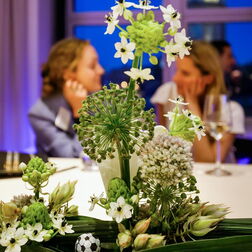 Tischdekoration mit Menschen unscharf im Hintergrund