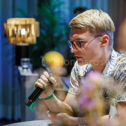 Plantfluencer Robinga Schnögelrögel auf dem Beats & Bones Podcastfestival