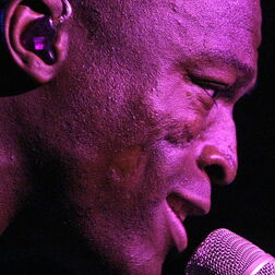 Sänger Seal in Nahaufnahme auf der Bühne