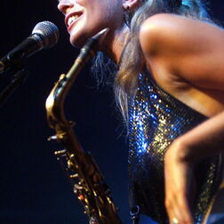 Candy Dulfer mit Saxophon auf der Bühne