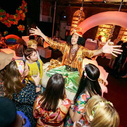 Bildbeispiel: Eventfotografie für BERLIN CHEMIE. Party mit dem Motto: 70er Jahre.