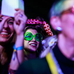 Bildbeispiel: Eventfotografie für BERLIN CHEMIE. Party mit dem Motto: 70er Jahre.
