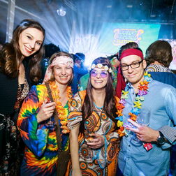 Bildbeispiel: Eventfotografie für BERLIN CHEMIE. Party mit dem Motto: 70er Jahre.