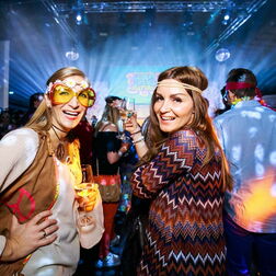 Bildbeispiel: Eventfotografie für BERLIN CHEMIE. Party mit dem Motto: 70er Jahre.