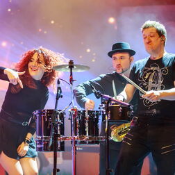 Bildbeispiel: Eventfotografie für BERLIN CHEMIE. Party mit dem Motto: 70er Jahre.