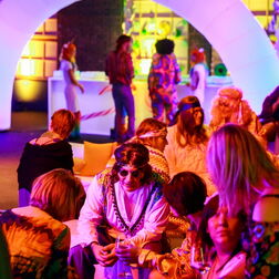 Bildbeispiel: Eventfotografie für BERLIN CHEMIE. Party mit dem Motto: 70er Jahre.